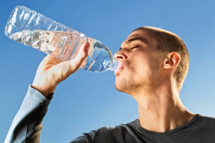 نوشیدن آب کافی پوست سر را هیدراته می کند.